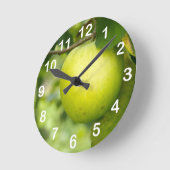 Green Apple on a Tree Branch Runde Wanduhr (Winkel)