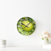 Green Apple on a Tree Branch Runde Wanduhr (Zuhause)