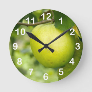 Green Apple on a Tree Branch Runde Wanduhr