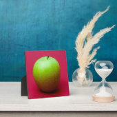 Green apple on red background fotoplatte (InSitu)