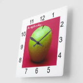Green apple on red background quadratische wanduhr (Winkel)