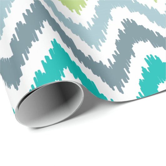 Green Aqua Gray Zigzags Ikat Pattern Geschenkpapier (Rolleneckpunkt)