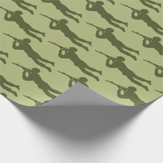 Green Army Man Sniper Pose Geschenkpapier (Ecke)