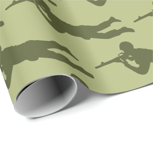 Green Army Man Sniper Pose Geschenkpapier (Rolleneckpunkt)