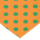 Green auf Orange Polka Dots Design Tischdecke (Schrägansicht)