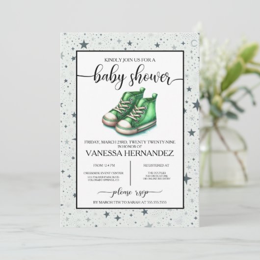 Green Baby High Tops Baby Dusche Einladung (Stehend Vorderseite)