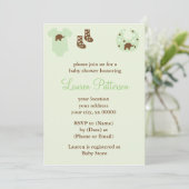 Green Baby Kleidung Neutral Baby Dusche Einladung (Stehend Vorderseite)