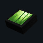 Green Bamboo - Stille beruhigt mein Soul Schmuckschachtel<br><div class="desc">Text,  der sagt - Stille beruhigt mein Soul. Mit einem üppigen smaragdgrünen Bild von Bambusstalks mit langen,  zarten Blätter und hellen Barken im Hintergrund.</div>