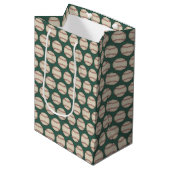 Green Baseball Gift Bag Mittlere Geschenktüte (Vorderseite Schrägansicht)