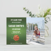Green Basketball Geburtstagseinladungen mit Foto Einladung (Stehend Vorderseite)