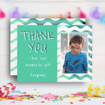 Green Birthday Vielen Dank Kids Foto Postkarte<br><div class="desc">Grün Geburtstag Vielen Dank Kids Foto Postcard. Personalisierter Geburtstag danke Ihnen Postcard für Jungen mit Foto und Text Ich Liebe Ihr wunderbares Geschenk. Laden Sie Ihr Foto hoch und personalisieren Sie die Postkarte mit Ihrem Namen und Text. Die Postkarte hat grüne blaue Wellen auf der Vorder- und Rückseite. Großartig wie...</div>