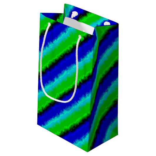 Green Blue abstrakt 3D Regenbogenmuster Kleine Geschenktüte (Rückseite Schrägansicht)