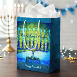 Green Blue Hanukkah Menorah Peace Liebe Light Mittlere Geschenktüte<br><div class="desc">"Frieden, Liebe und Licht." Eine nahe Foto-Illustration einer hellen, farbenfrohen, blauen und grünen künstlerischen Menorah hilft Ihnen, den Urlaub von Hanukka im Stil zu beginnen. Genießen Sie die Wärme und Freude der Ferienzeit, wenn Sie diese niedliche und lustige personalisierte Geschenktasche in mittlerer Größe benutzen. Passende Karten, Porto, Aufkleber, Kissen, Haushaltswaren,...</div>
