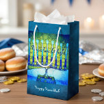 Green Blue Peace Liebe Light Hanukkah Menorah Bold Kleine Geschenktüte<br><div class="desc">"Frieden, Liebe und Licht." Eine nahe Foto-Illustration einer hellen, farbenfrohen, blauen und grünen künstlerischen Menorah hilft Ihnen, den Urlaub von Hanukka im Stil zu beginnen. Genießen Sie die Wärme und Freude der Ferienzeit, wenn Sie diese niedliche und lustige personalisierte Geschenktasche verwenden. Passende Karten, Porto, Aufkleber, Kissen, Haushaltswaren, Tasche und andere...</div>