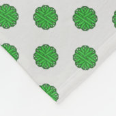 Green Blume Ribbon von Kenneth Yoncich Fleecedecke (Ecke)