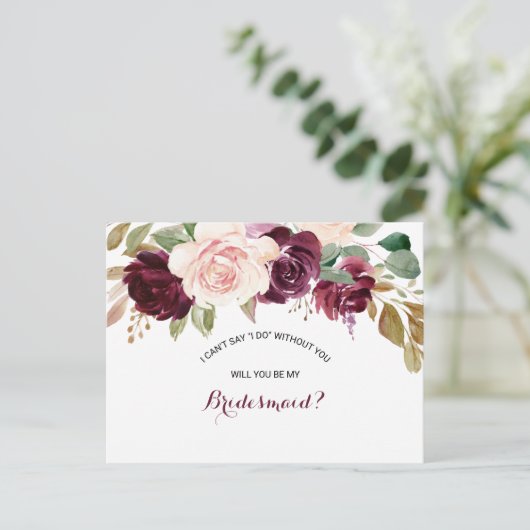 Green Blush Burgundy Floral Bridesmaid Einladungspostkarte (Stehend Vorderseite)