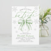 Green Bow Baby Its Cold Outside Winter Baby Shower Einladung (Stehend Vorderseite)