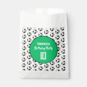 Green Boy Soccer Birthday Party Geschenktütchen (Vorderseite)