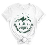 Green Bridesmaid Camping Junggeselinnen-Abschied Tri-Blend Shirt<br><div class="desc">Mit diesem stilvollen Tee für das Brautparty mit grünen Outdoor-Themenelementen ergänzen Sie Ihr Camping-Bachelorette-Wochenende! Wenn Sie Fragen oder Wünsche bezüglich des Designs haben,  kontaktieren Sie uns bitte über den Chat; wir helfen Ihnen gerne weiter!</div>