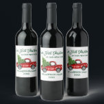 Green Brush Script Erste Weihnachtsfeier New Zuhau Weinetikett<br><div class="desc">Modern Brush Script Unser erstes Weihnachten in unserem neuen Zuhause Holiday Wine Bottle Label beinhaltet Watercolor Vintag Red Truck mit Weihnachtsbaum - Grüne Schrift</div>