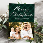 Green Brushed Kariert Frohe Weihnachten 3 Foto<br><div class="desc">Elegante Urlaubskarte mit "Frohe Weihnachten", die in einem weißen Kalligrafieschrift oben auf dem Design auf einem grün karierten Hintergrund dargestellt ist. Personalisieren Sie die Kartenvorderseite, indem Sie Ihren Namen, das Jahr und ein Foto hinzufügen. Die Karte kehrt zurück, um zwei zusätzliche Fotos auf einem karierten Hintergrund mit feinen weißen Schneepunkten...</div>
