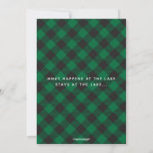 Green Buffalo Kariert Stag Monogram Bachelor Party Einladung (Rückseite)
