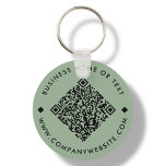 Green | Business Custom QR Code Schlüsselanhänger<br><div class="desc">Anpassbarer QR-Code-Schlüsselanhänger mit einem schlauen grünen Hintergrund. Um einen neuen QR-Code für das Design zu generieren,  fügen Sie Ihre Website URL oder Social Media-Handle in der " Personalize this Template"-Funktion ein.</div>