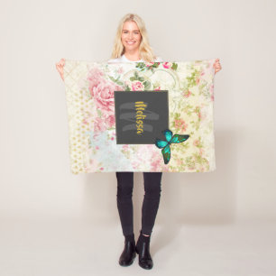 Green Butterfly auf der Vintagen Collage Monogram Fleecedecke