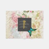 Green Butterfly auf der Vintagen Collage Monogram Fleecedecke (Vorderseite (Horizontal))