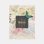 Green Butterfly auf der Vintagen Collage Monogram Fleecedecke (Vorderseite)