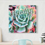 Green Cactus Foto Modern Beauty Quote Script kühl Leinwanddruck<br><div class="desc">Ich war schon immer fasziniert von der Dauerhaftigkeit und Schönheit des Kakteen, das unter härtesten Bedingungen gedeiht. Genießen Sie den Glanz der Wüste mit diesem atemberaubenden, nahen Foto eines rosa gekachelten, minzgrünen, blühenden Kakteen. Das ist ein großartiges und inspirierendes Geschenk! Sie können einfach diese Wandkunst personalisieren und ich biete auch...</div>