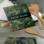 Green Camouflage Muster, Ihr Name, Personalisieren Fliese<br><div class="desc">Elegantes,  stilvolles und raffiniertes Tarnmuster in grün und braun. Moderne und trendige Geschenke,  perfekt für den militärischen Liebhaber in Ihrem Leben. Personalisieren Sie diese durch Hinzufügen von Namen,  Spitznamen,  Monogramm oder Initialen.</div>