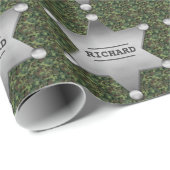 Green Camouflage Muster Sheriff Name Abzeichen Geschenkpapier (Rolleneckpunkt)