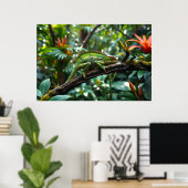 Green Chameleon umgeben von üppigen Blättern Poster (Heimbüro)