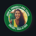 Green Cheerleader Foto High School Spirit Button<br><div class="desc">Dieses coole,  kundenspezifische Highschool Cheerleader Foto Geschenk zeigt eine weiße Typografie Ihres Teams und Spielernamen auf einem grünen Knopf. Personalisieren Sie sich mit dem Foto Ihres Schülers und das Klassenzjahr als stolze,  aufregende Eltern. Eine Mutter und ein Vater können diese Knöpfe für den Wettbewerb und Spiele tragen.</div>