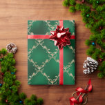 Green Christmas Holiday Gold Damask Geschenk Geschenkpapier<br><div class="desc">Elegantes smaragdgrünes Imitat mit goldenem Glitzer-Damast-Muster für eine schöne und elegante Weihnachtsgeschenkverpackung. Viele andere Begleitpapiere,  um sich mit diesem schönen Papier zu verbinden.</div>