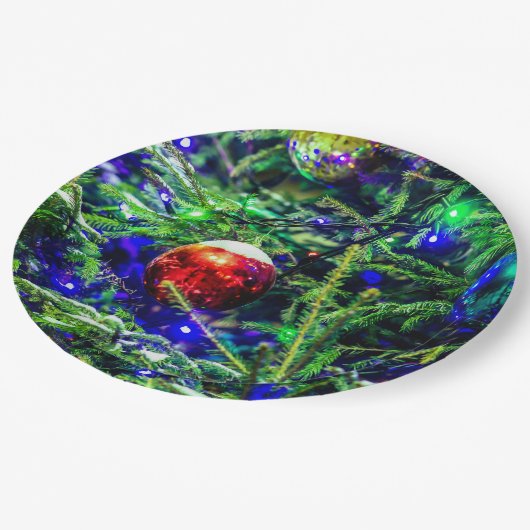 Green Christmas Tree Red Ball Pappteller (Schrägansicht)