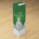 Green Christmas Tree Wine Gift Box<br><div class="desc">Geschenke etwas Weihnachtsgeist in dieser Weihnachtszeit mit dieser festlichen Green Christmas Tree Wine Geschenkbox. Das Design der Geschenkboxen umfasst ein Trio schneebedeckter Weihnachtsbäume vor einem grünen Hintergrund und abfallenden Schneeflocken. Mit diesem Design sind auch zusätzliche Geschenk- und Urlaubsartikel erhältlich.</div>