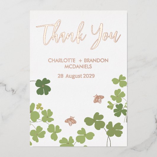Green Clover Blätter. Hochzeitsdanken Gold Folieneinladung (Vorderseite)