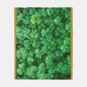 Green Clover Blätter mit Wassertropfen Fleecedecke (Vorderseite)