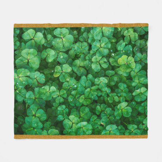 Green Clover Blätter mit Wassertropfen Fleecedecke (Vorderseite (Horizontal))