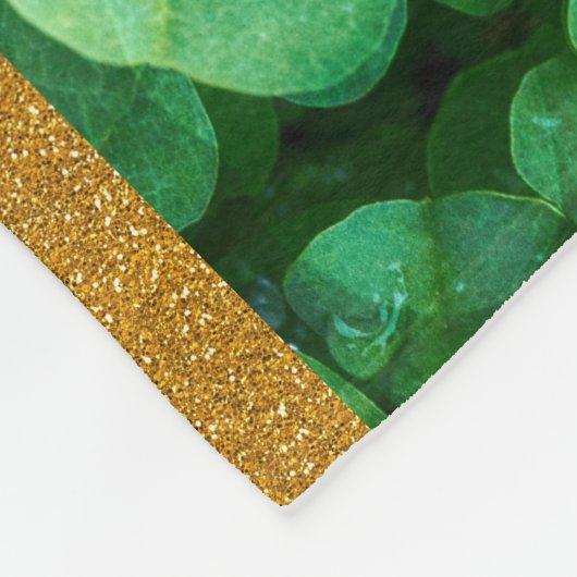 Green Clover Blätter mit Wassertropfen Fleecedecke (Ecke)