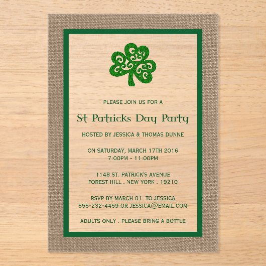 Green Clover & Burlap St. Patrick's Day Acryleinladungen (Vorderseite)