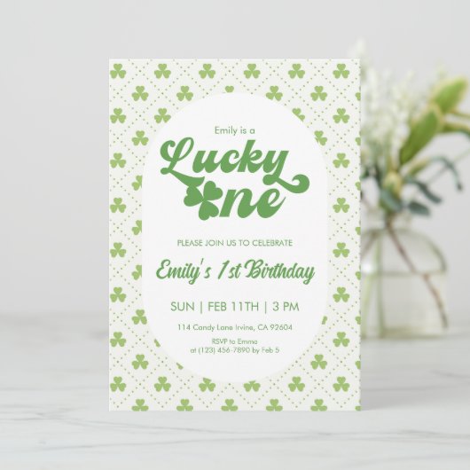 Green Clover Lucky One First Birthday Einladung (Stehend Vorderseite)