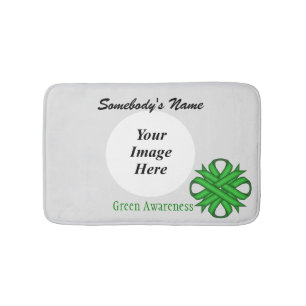 Green Clover Ribbon Tmpl von Kenneth Yoncich Badematte