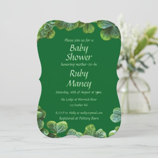 Green Clovers Baby Dusche Einladung (Stehend Vorderseite)
