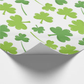 Green Clovers St. Patrick's Day Geschenkpapier (Ecke)