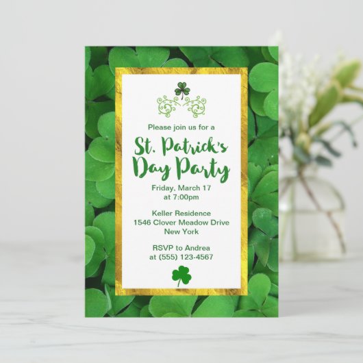 Green Clovers St Patrick's Day Party laden ein Einladung (Stehend Vorderseite)
