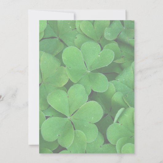 Green Clovers St Patrick's Day Party laden ein Einladung (Rückseite)