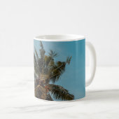 Green coconut tree under blue sky kaffeetasse (VorderseiteRechts)
